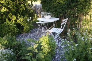 Hyggelig siddeplads midt mellem blomsterne